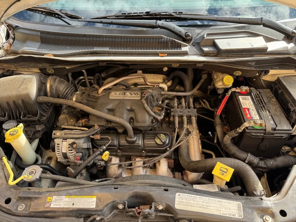 2010 Volkswagen Routan - Image 11 of 11