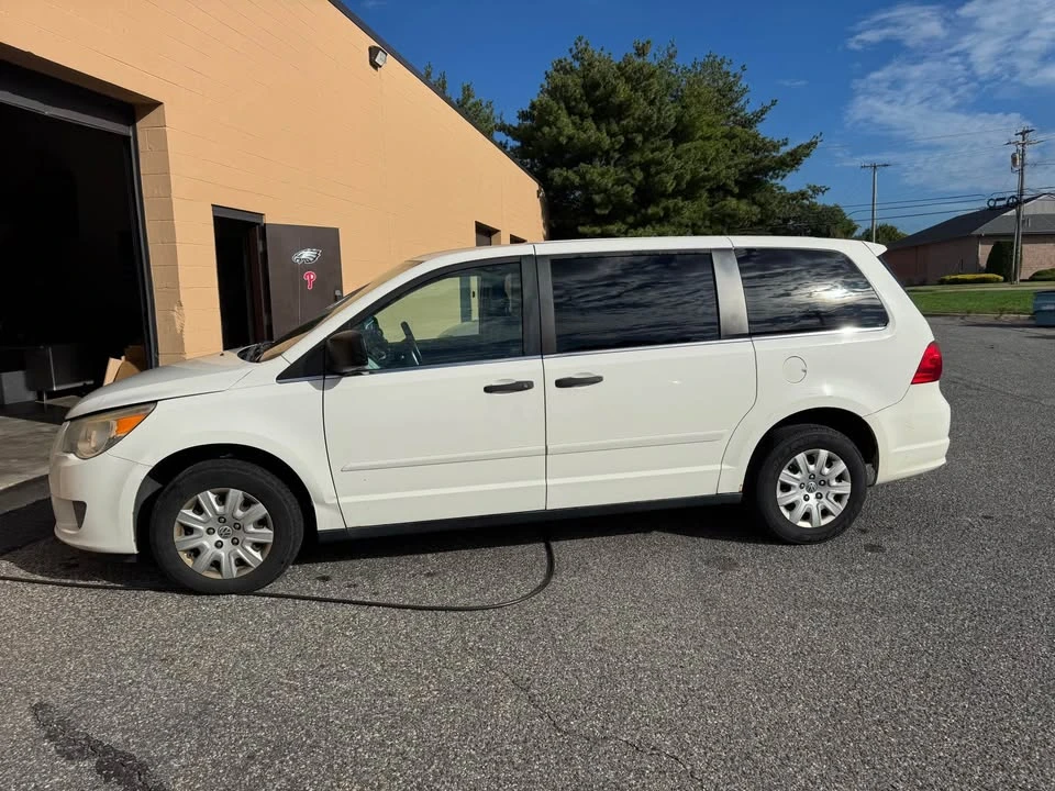 2010 Volkswagen Routan - Image 3 of 11