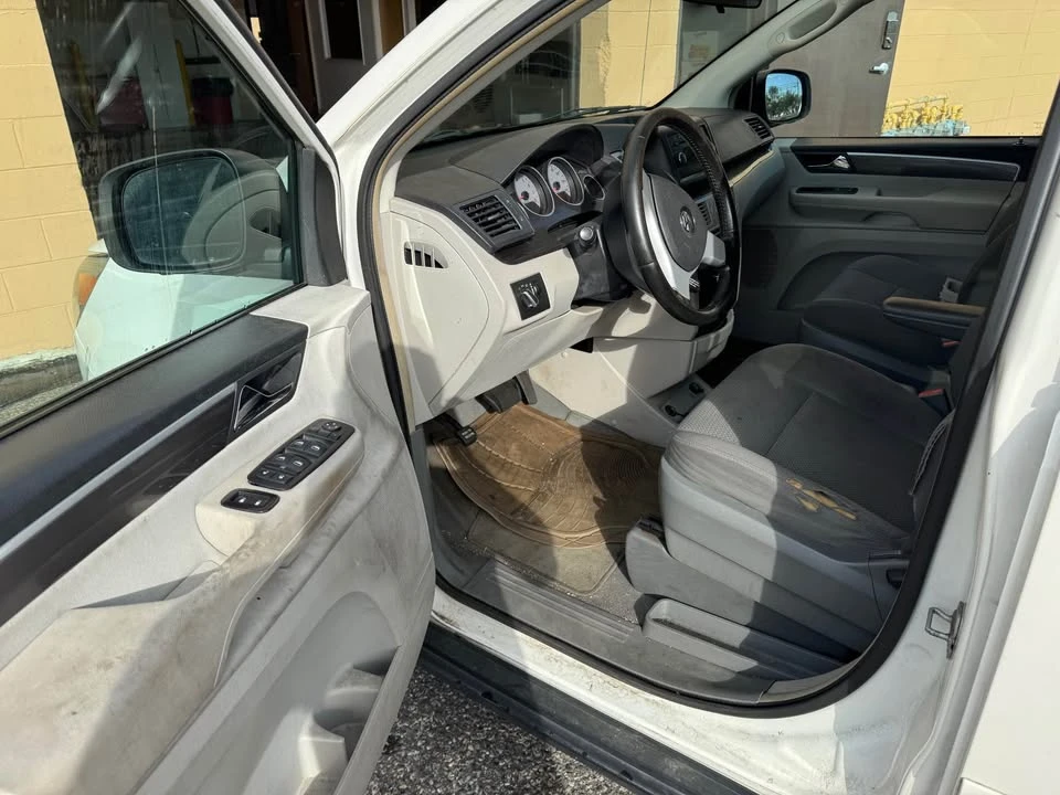 2010 Volkswagen Routan - Image 5 of 11