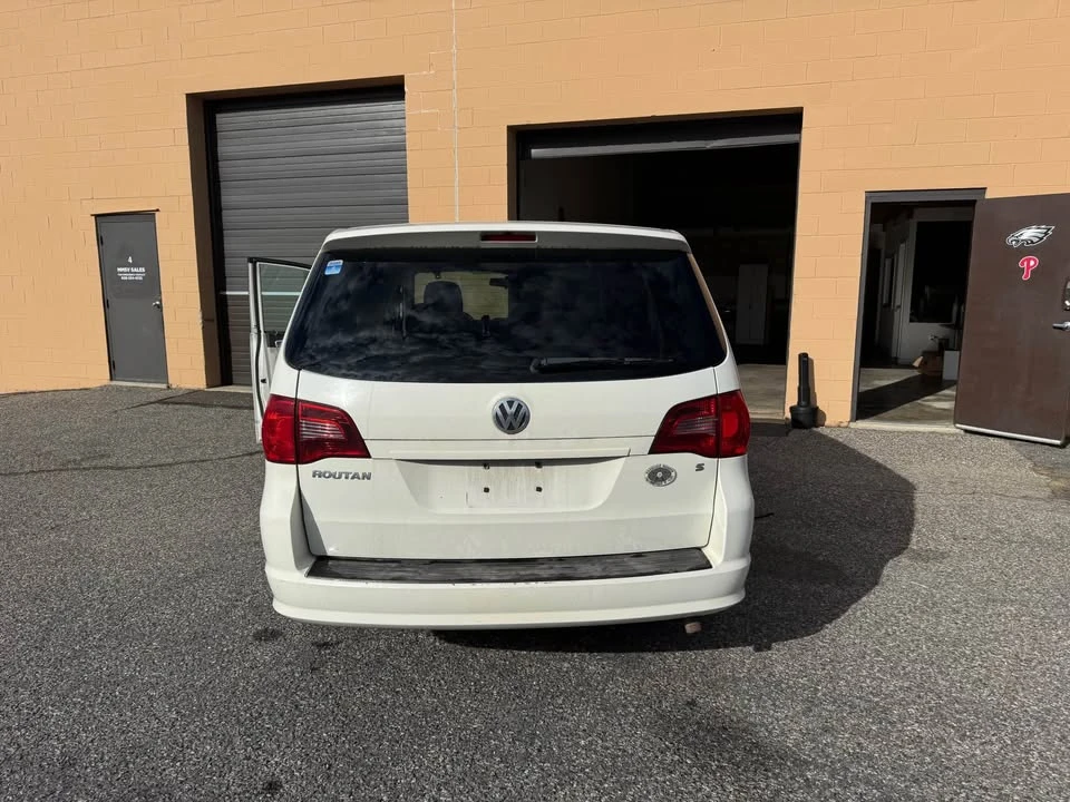 2010 Volkswagen Routan - Image 2 of 11