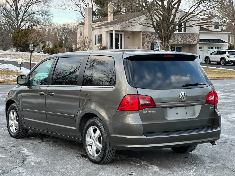 2010 Volkswagen Routan - Image 4 of 21