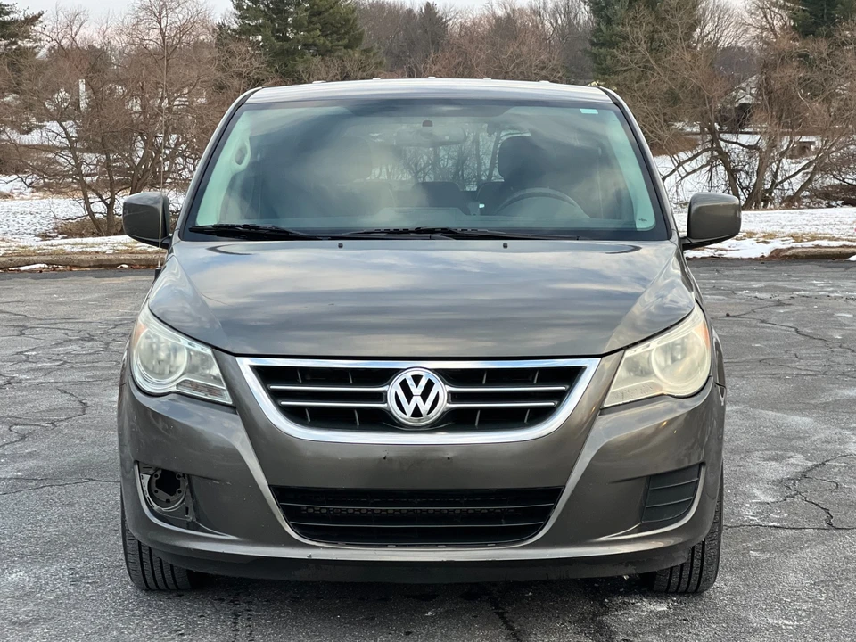 2010 Volkswagen Routan - Image 2 of 21