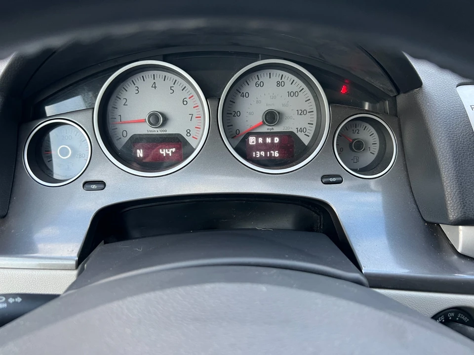 2010 Volkswagen Routan - Image 16 of 21