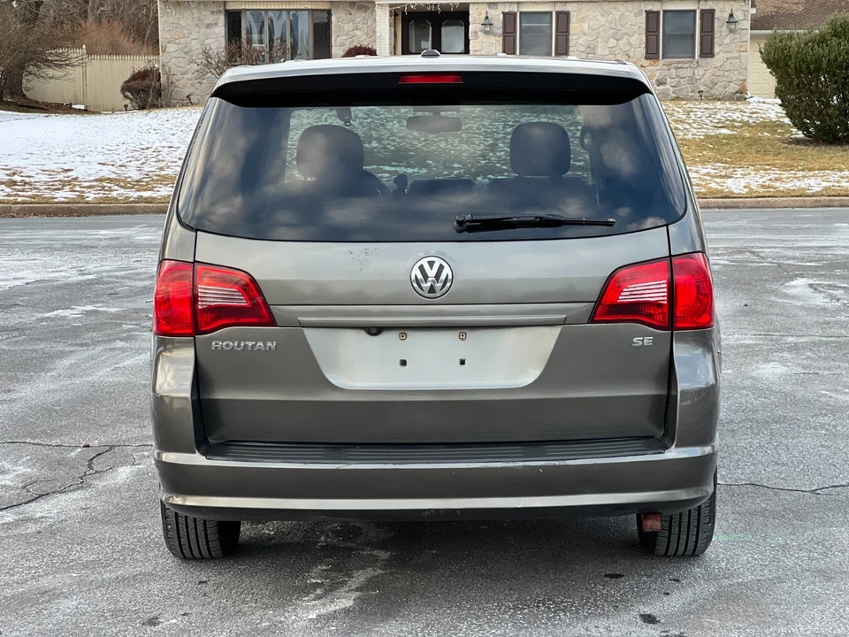 2010 Volkswagen Routan - Image 5 of 21