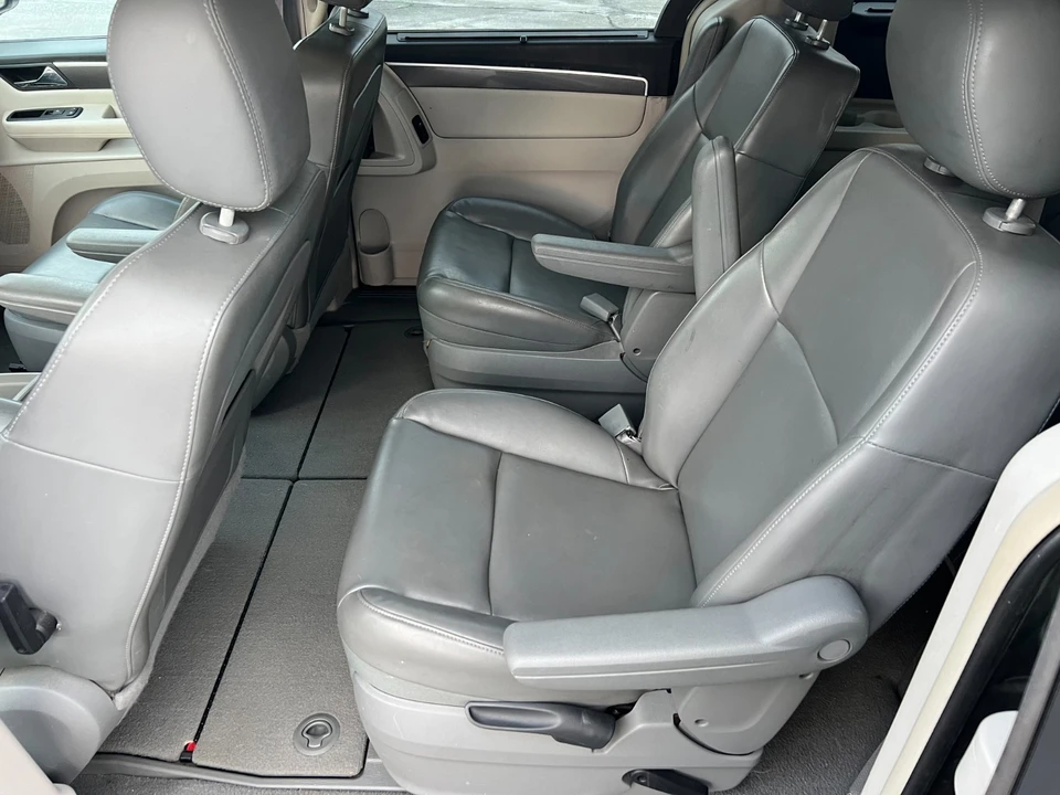 2010 Volkswagen Routan - Image 11 of 21