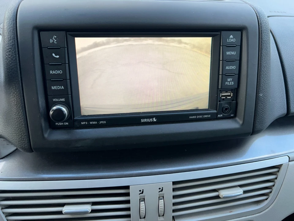 2010 Volkswagen Routan - Image 18 of 21
