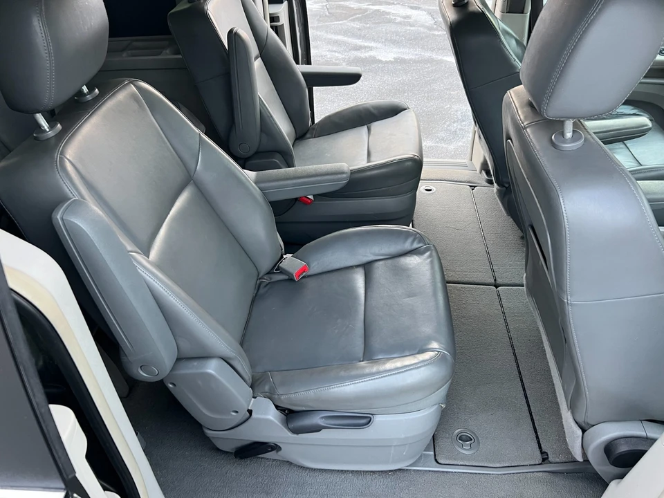 2010 Volkswagen Routan - Image 13 of 21