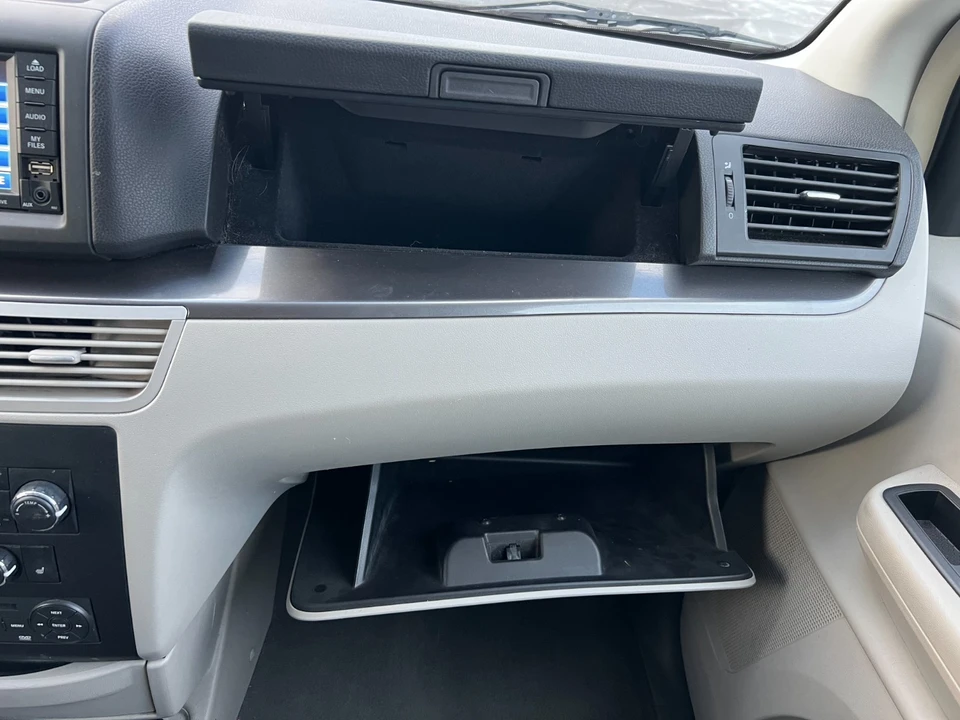 2010 Volkswagen Routan - Image 21 of 21