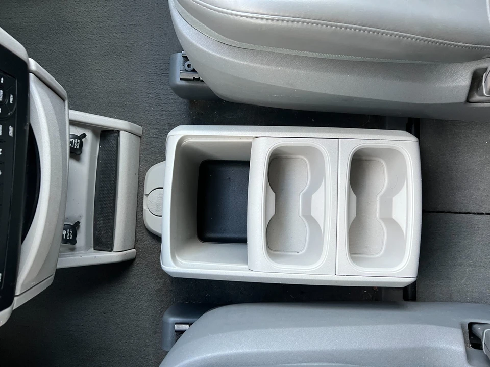 2010 Volkswagen Routan - Image 20 of 21