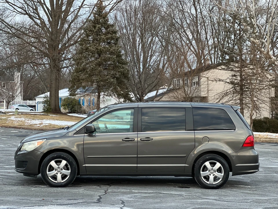 2010 Volkswagen Routan - Image 3 of 21