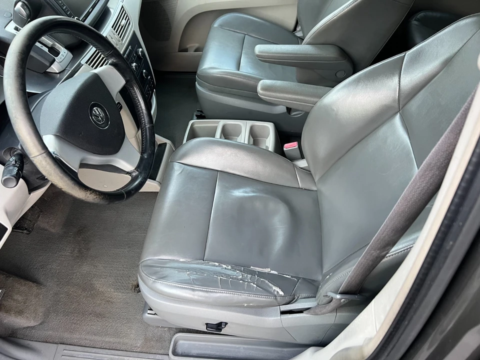 2010 Volkswagen Routan - Image 10 of 21