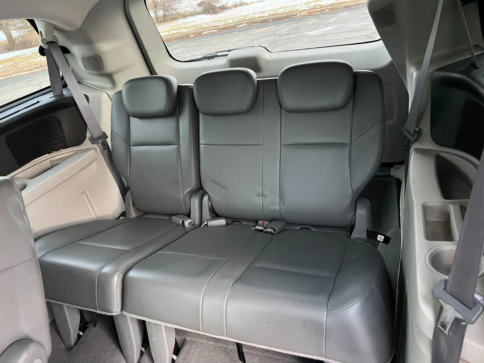 2010 Volkswagen Routan - Image 12 of 21