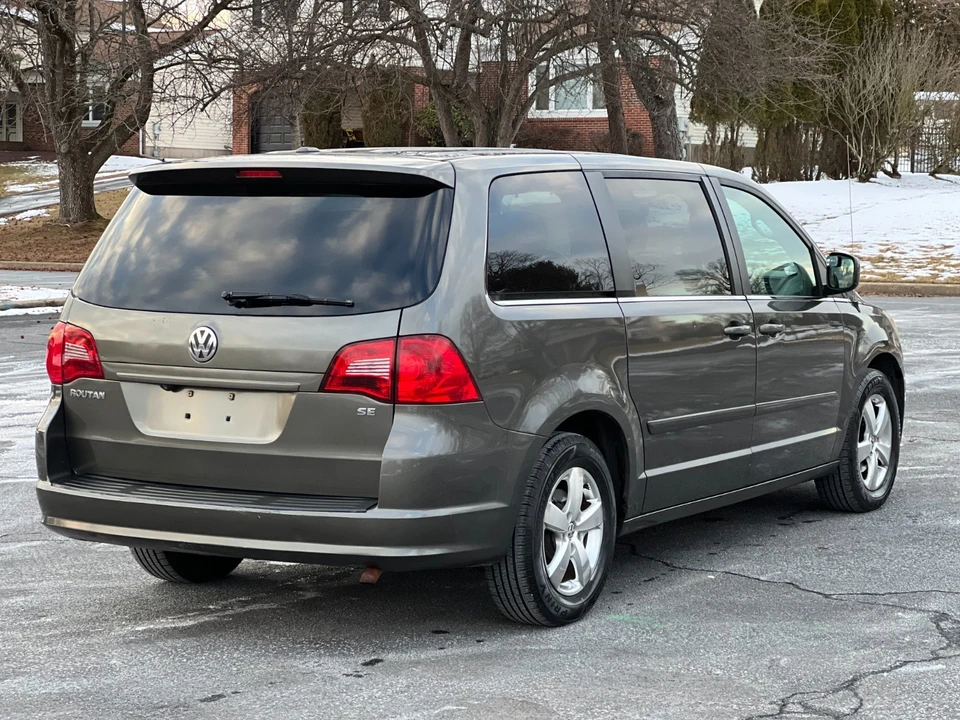 2010 Volkswagen Routan - Image 7 of 21