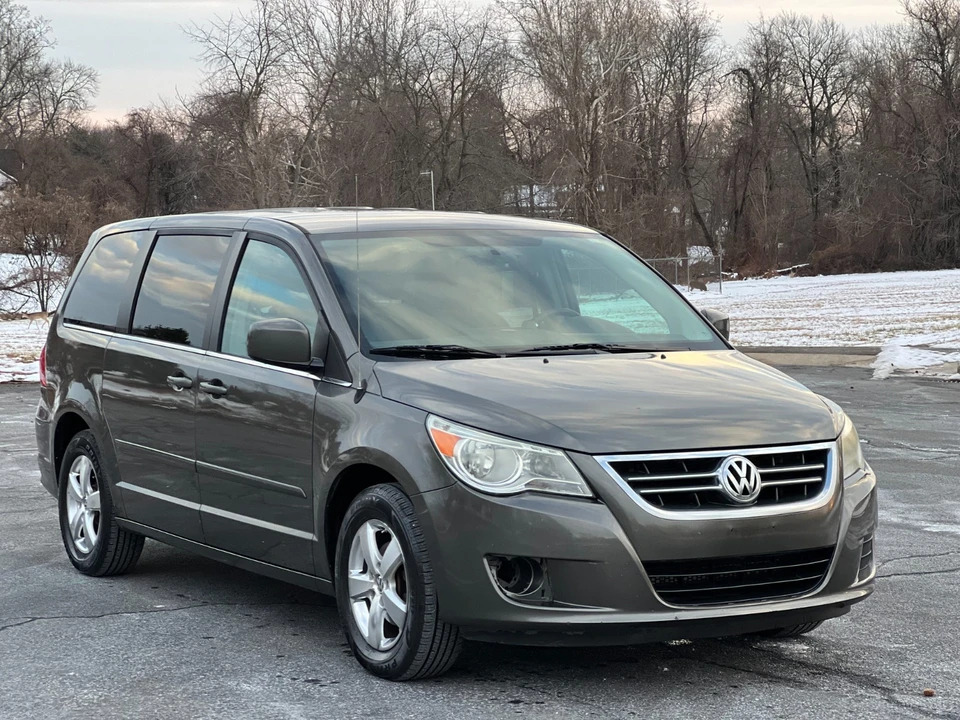 2010 Volkswagen Routan - Image 9 of 21
