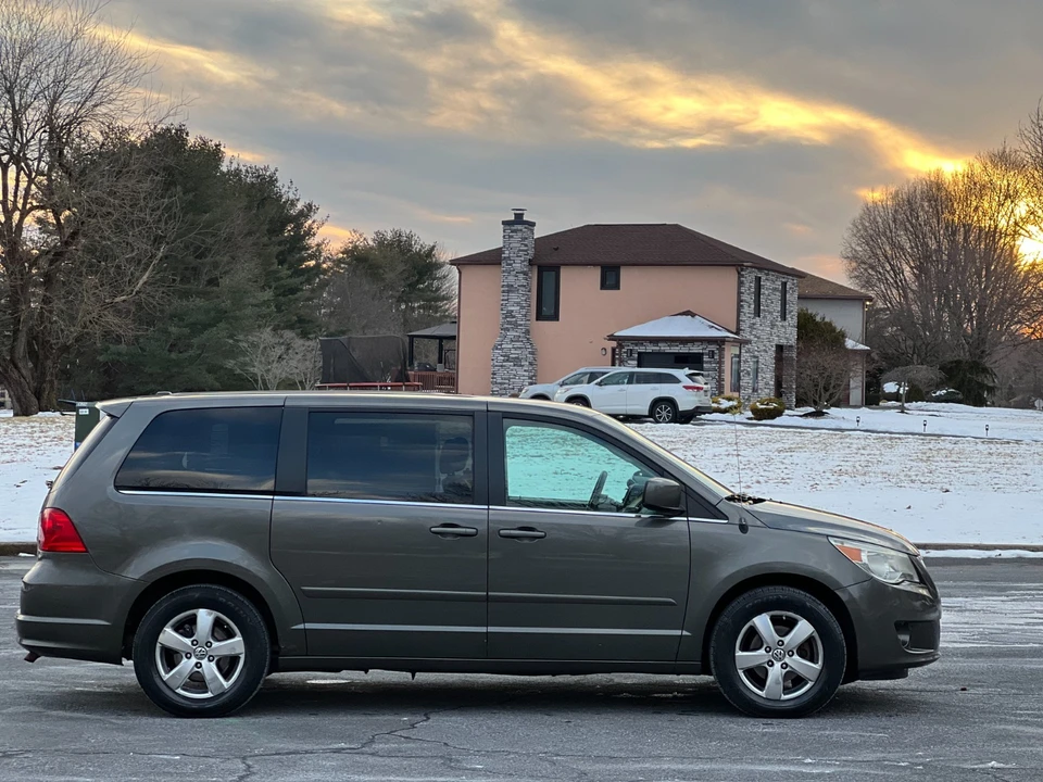 2010 Volkswagen Routan - Image 8 of 21