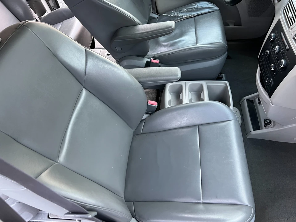 2010 Volkswagen Routan - Image 14 of 21