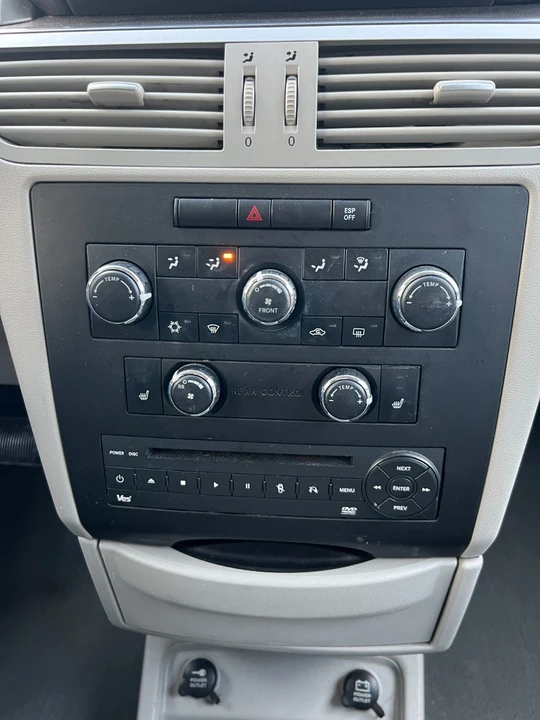 2010 Volkswagen Routan - Image 19 of 21