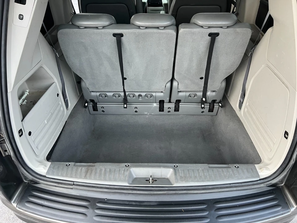 2010 Volkswagen Routan - Image 6 of 21