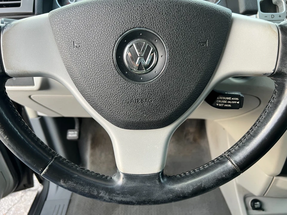 2010 Volkswagen Routan - Image 15 of 21