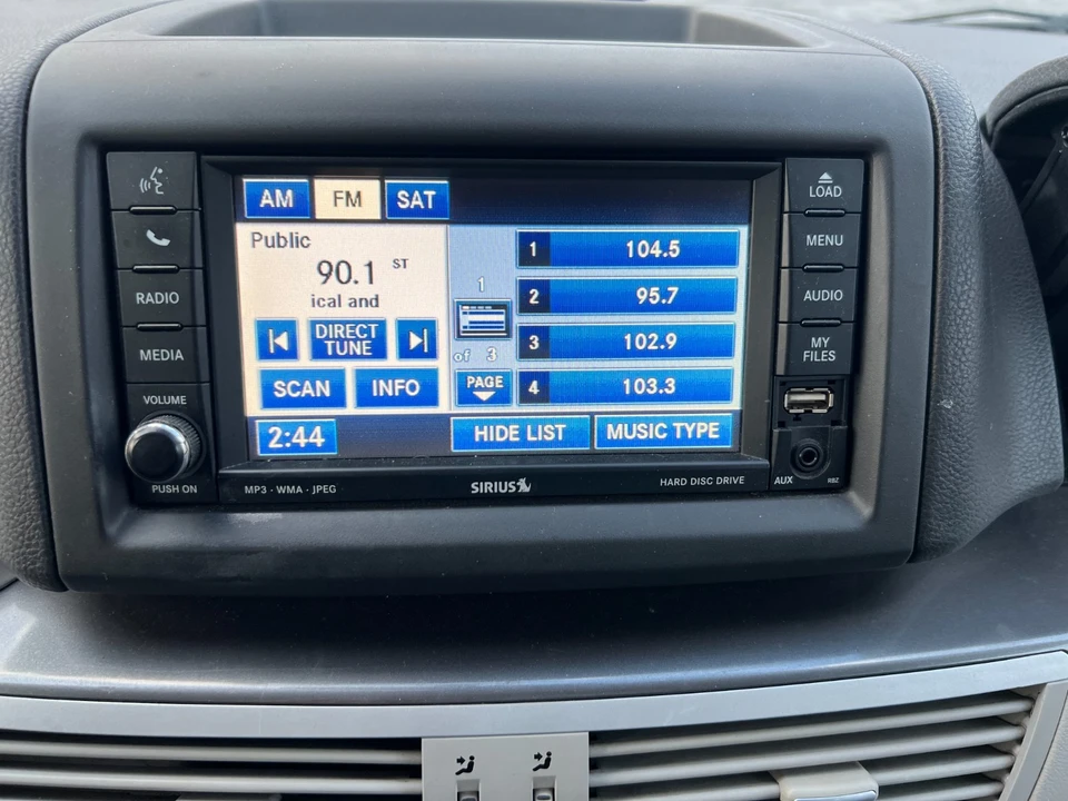 2010 Volkswagen Routan - Image 17 of 21