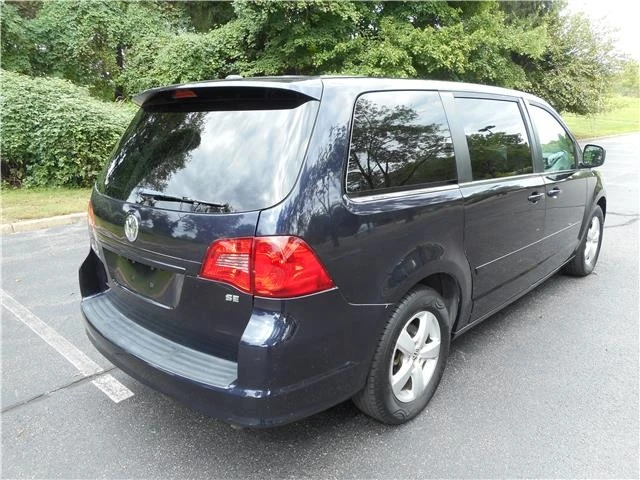 2010 Volkswagen Routan - Image 3 of 12