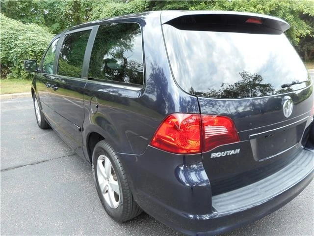2010 Volkswagen Routan - Image 6 of 12