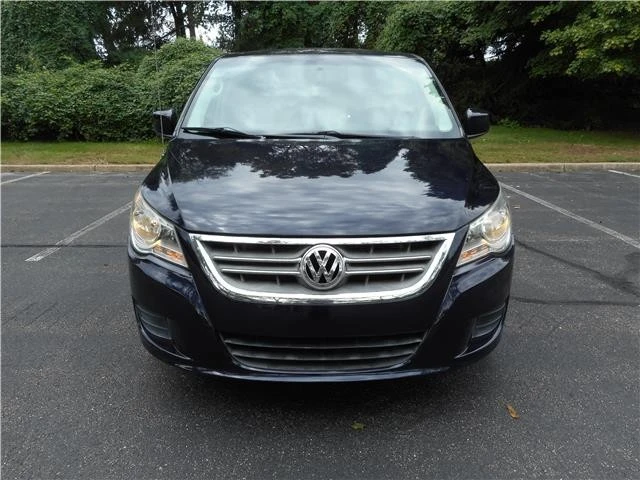 2010 Volkswagen Routan - Image 11 of 12