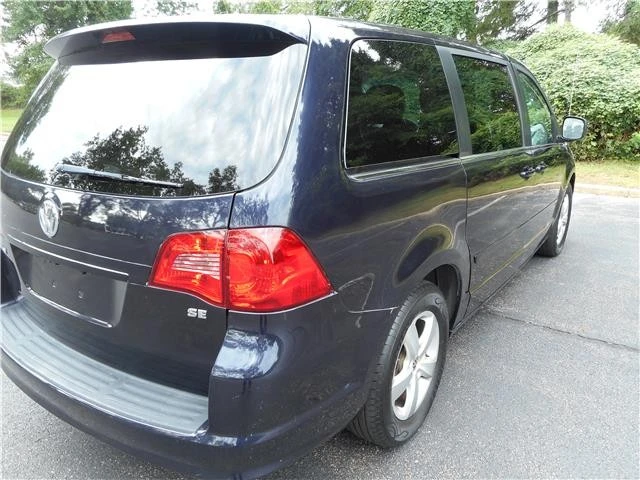 2010 Volkswagen Routan - Image 4 of 12