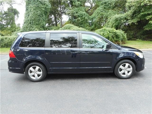 2010 Volkswagen Routan - Image 2 of 12