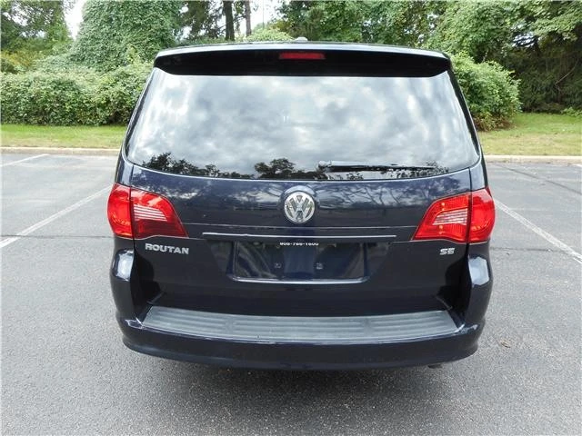 2010 Volkswagen Routan - Image 5 of 12