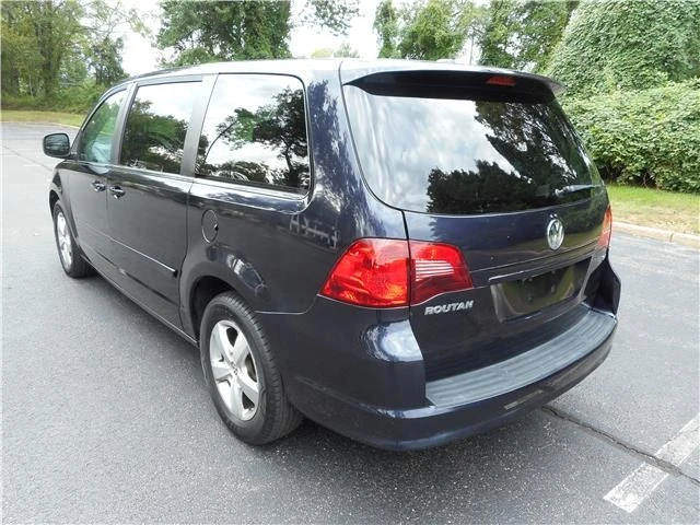 2010 Volkswagen Routan - Image 7 of 12