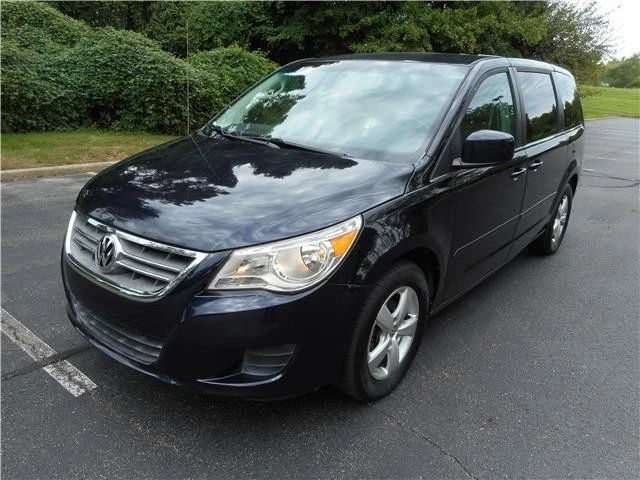 2010 Volkswagen Routan - Image 9 of 12