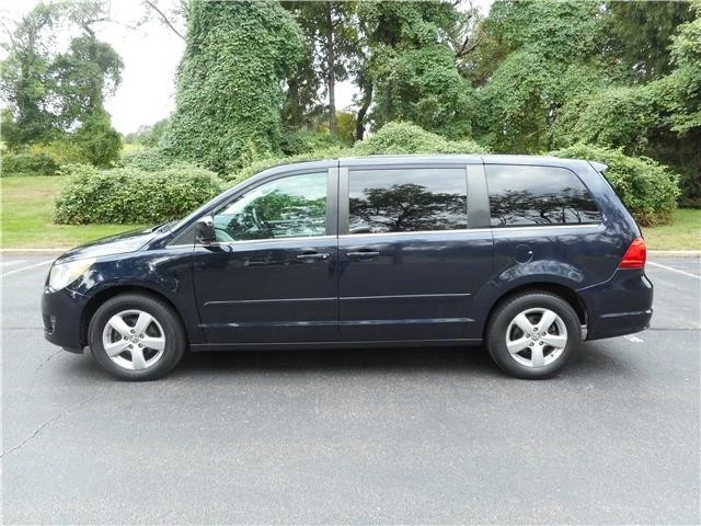 2010 Volkswagen Routan - Image 8 of 12