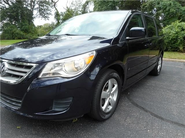 2010 Volkswagen Routan - Image 10 of 12
