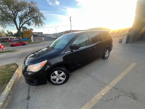 2010 Volkswagen Routan SE Minivan 4D