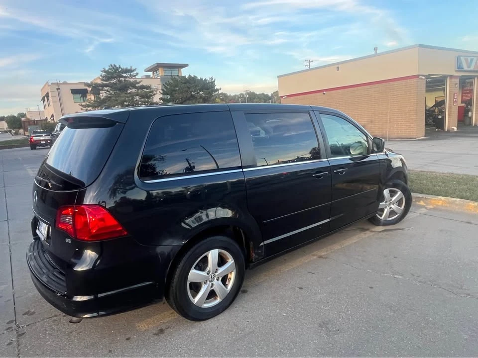 2010 Volkswagen Routan - Image 5 of 6