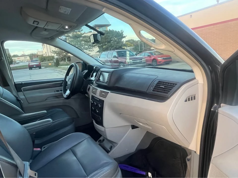 2010 Volkswagen Routan - Image 6 of 6