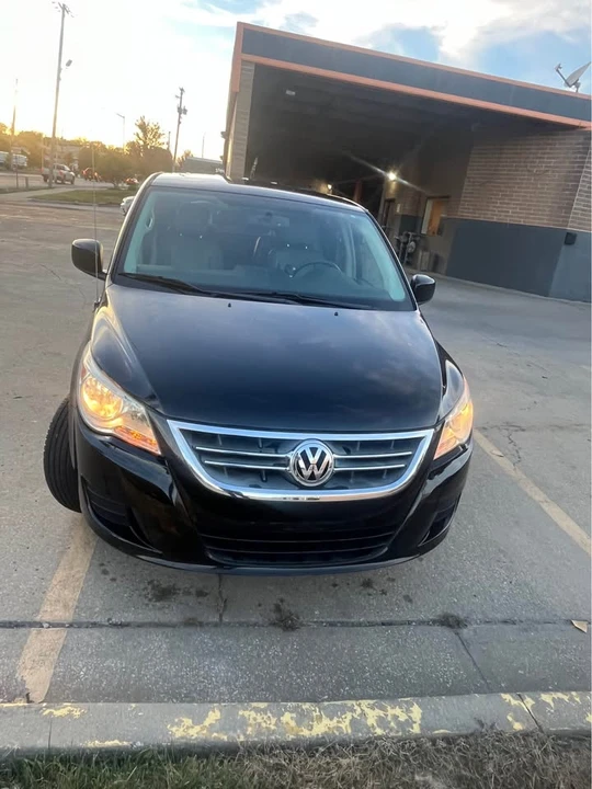 2010 Volkswagen Routan - Image 2 of 6
