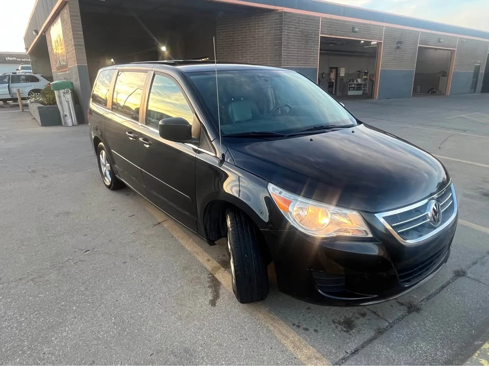 2010 Volkswagen Routan - Image 3 of 6