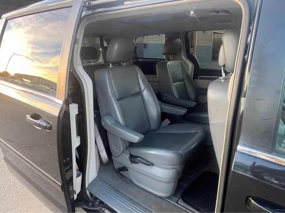 2010 Volkswagen Routan - Image 4 of 6