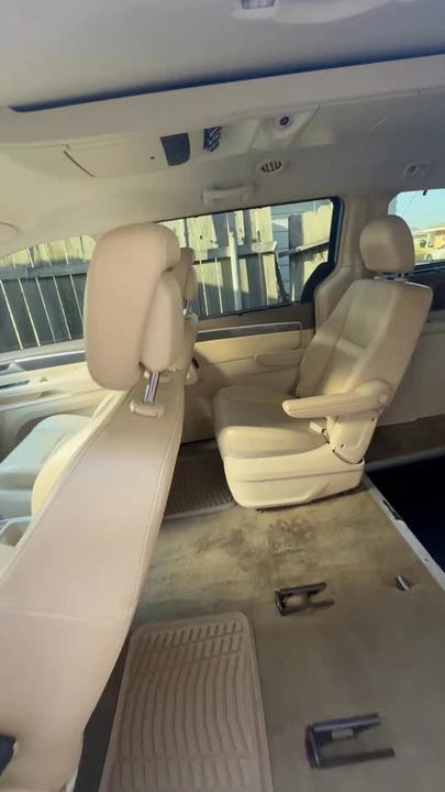 2010 Volkswagen Routan - Image 11 of 11