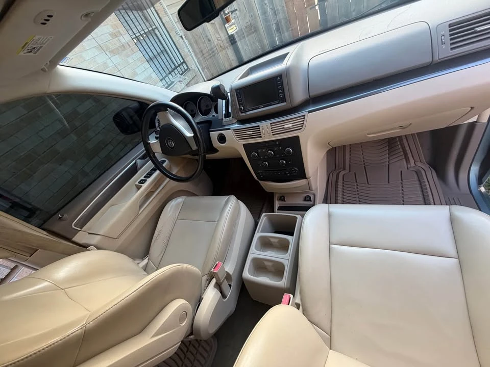 2010 Volkswagen Routan - Image 2 of 11
