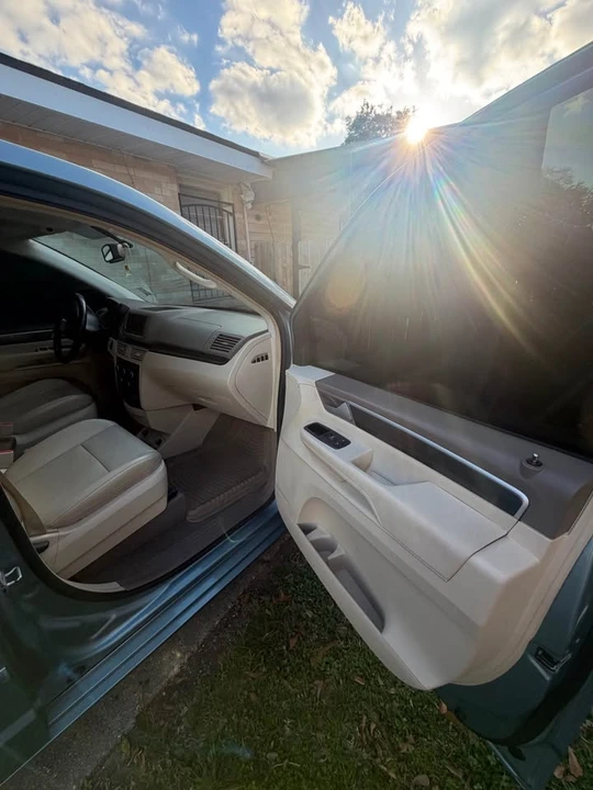2010 Volkswagen Routan - Image 4 of 11