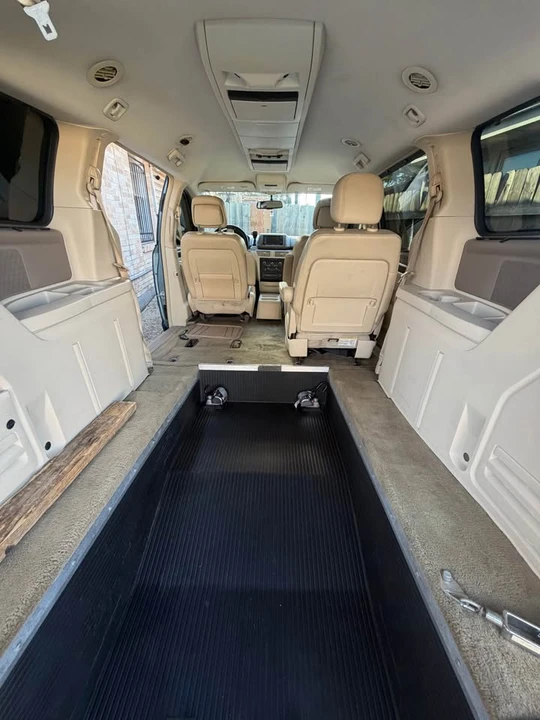 2010 Volkswagen Routan - Image 6 of 11