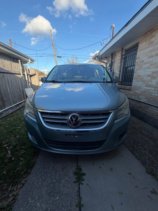 2010 Volkswagen Routan - Image 8 of 11