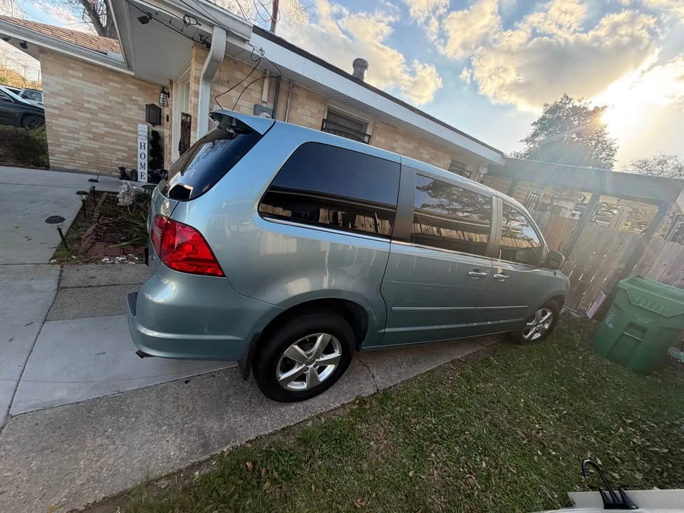2010 Volkswagen Routan - Image 9 of 11