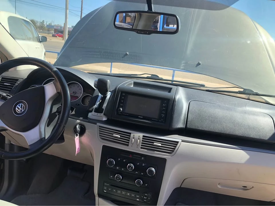 2010 Volkswagen Routan - Image 9 of 13