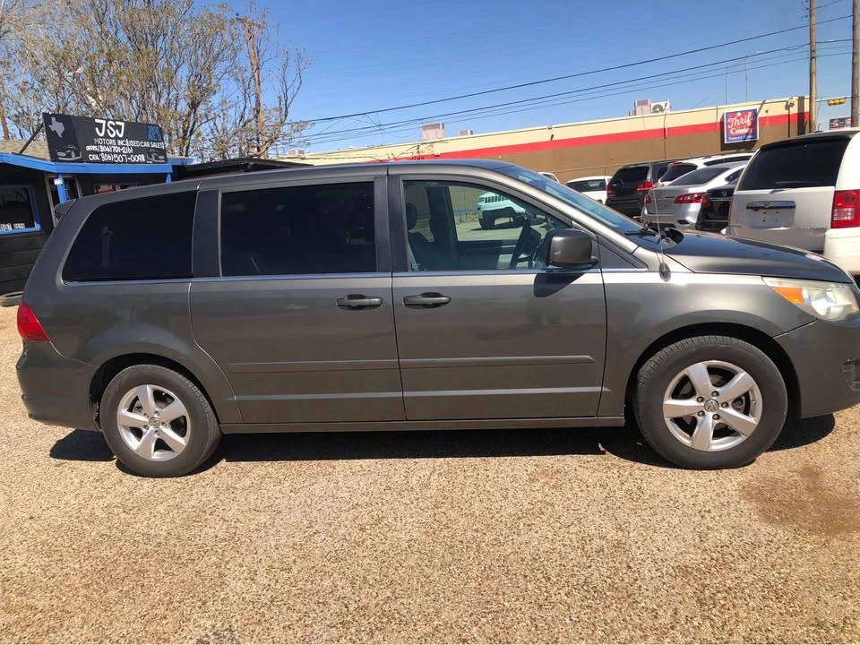 2010 Volkswagen Routan - Image 3 of 13