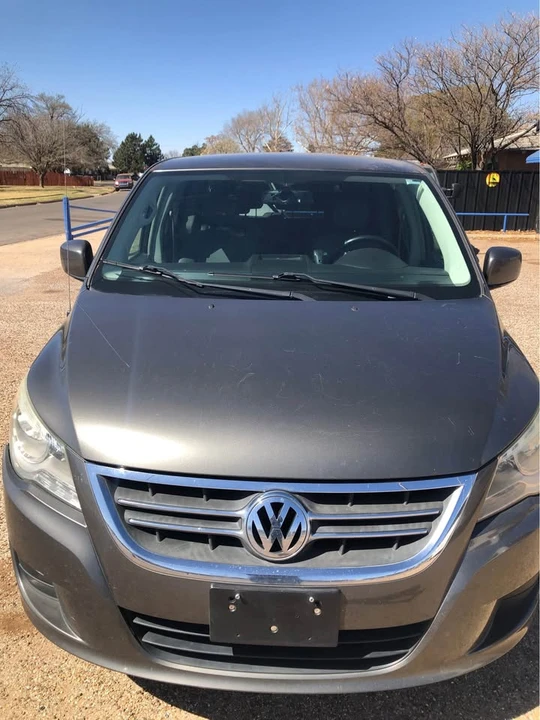 2010 Volkswagen Routan - Image 2 of 13