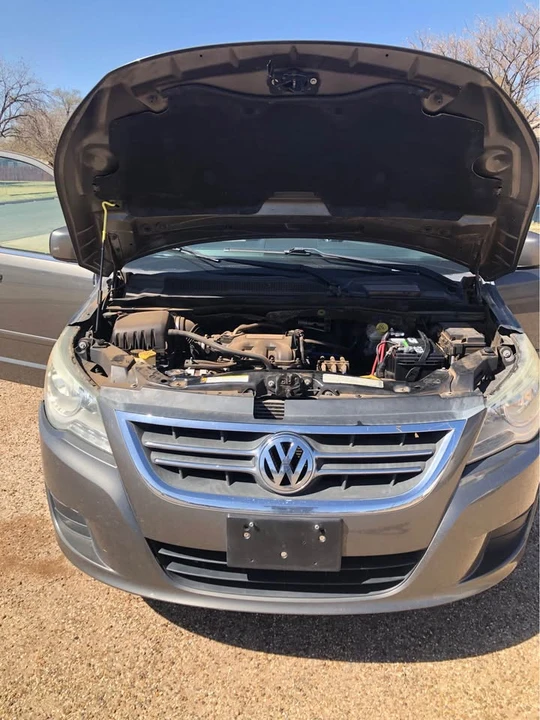 2010 Volkswagen Routan - Image 11 of 13